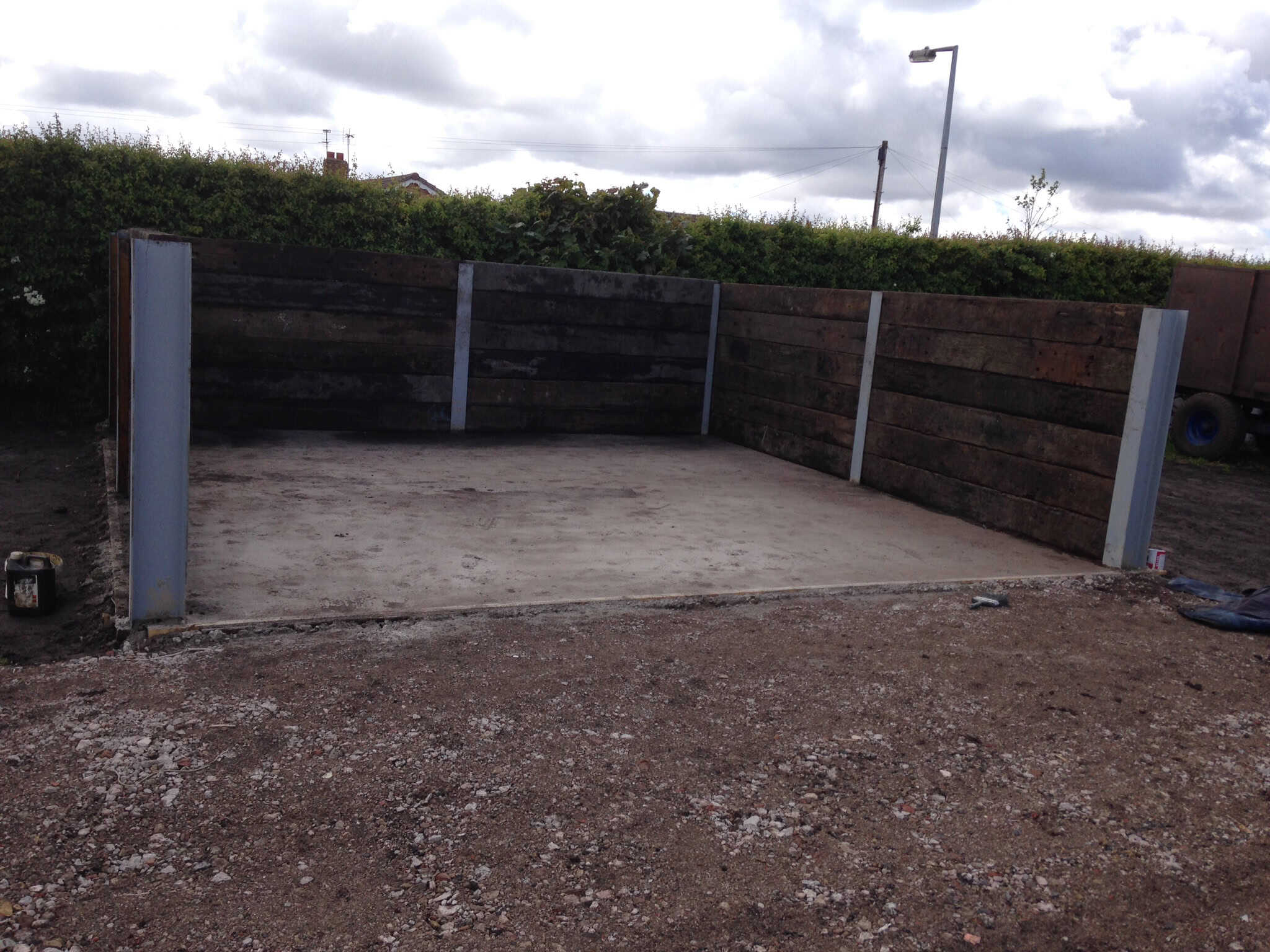 Concrete floor muck heap